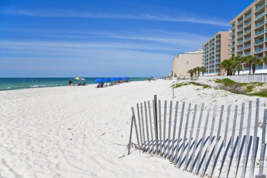 GULF SHORES, AL / USA - 3 Mayıs 2023: İnsanlar Meksika Körfezi 'ndeki Gulf Shores Plajı' nda güneşli güzel bir günün tadını çıkarıyorlar.