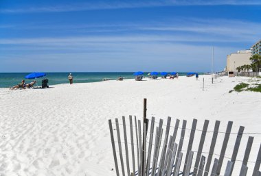 GULF SHORES, AL / USA - 2 Mayıs 2023: İnsanlar Meksika Körfezi 'ndeki Gulf Shores Plajı' nda güneşli güzel bir günün tadını çıkarıyorlar.    