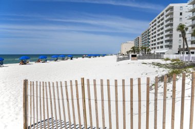 GULF SHORES, AL / USA - 3 Mayıs 2023: İnsanlar Meksika Körfezi 'ndeki Gulf Shores Plajı' nda güneşli güzel bir günün tadını çıkarıyorlar.     