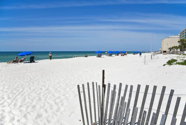 Gulf Shores Usa 2023年5月2日 人们在墨西哥湾海湾海岸享受美丽的阳光灿烂的一天 — 图库照片