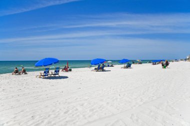 GULF SHORES, AL / USA - 3 Mayıs 2023: İnsanlar Meksika Körfezi 'ndeki Gulf Shores Plajı' nda güneşli güzel bir günün tadını çıkarıyorlar.