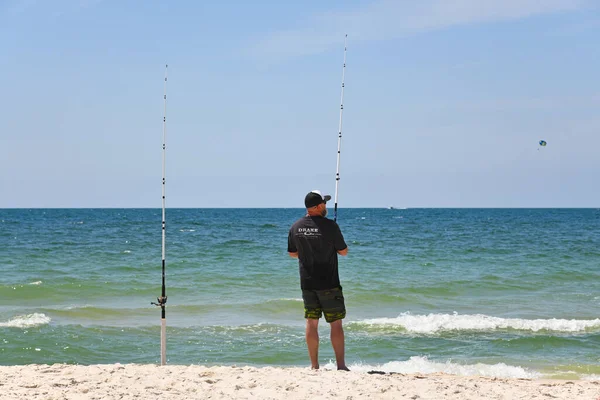 Gulf Shores Eua Maio 2023 Jovem Pesca Enquanto Desfruta Belo — Fotografia de Stock