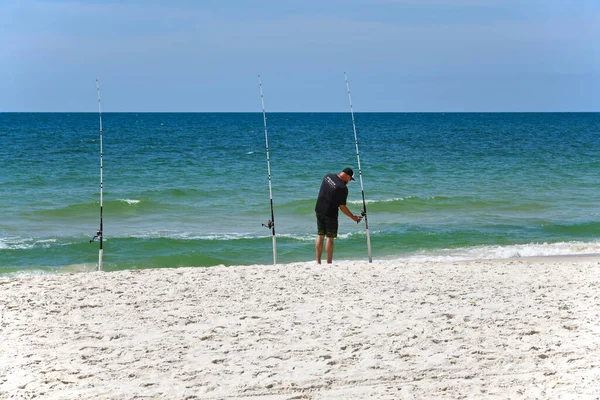 Gulf Shores Usa 2023年5月3日 メキシコ湾のメキシコ湾海岸で美しい晴れた日を楽しみながら 若い男釣り — ストック写真