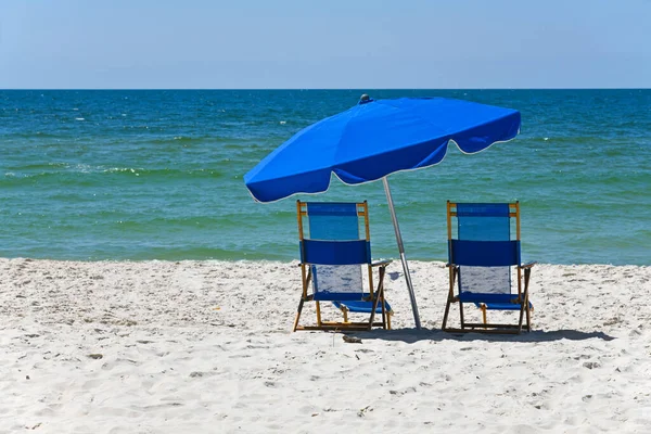 Krzesła Blue Beach Parasolem Plaży White Sand — Zdjęcie stockowe