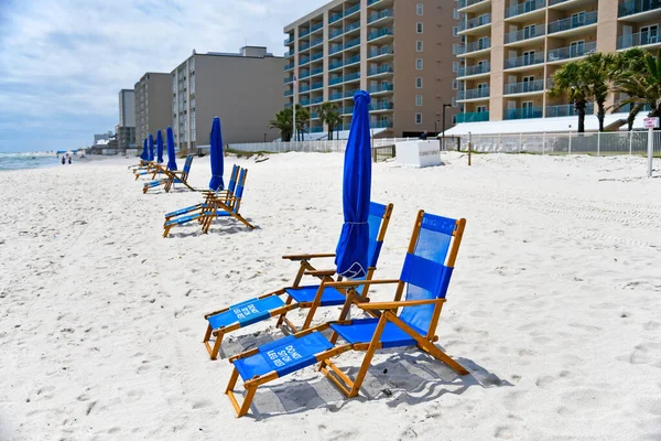 Blauwe Strandstoelen Met Paraplu Wit Zandstrand Rechtenvrije Stockafbeeldingen