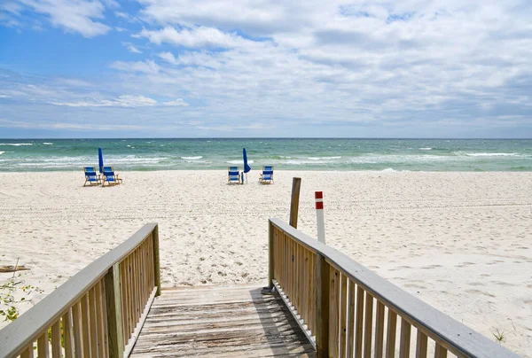 白沙滩上有雨伞的蓝色海滩椅子 — 图库照片