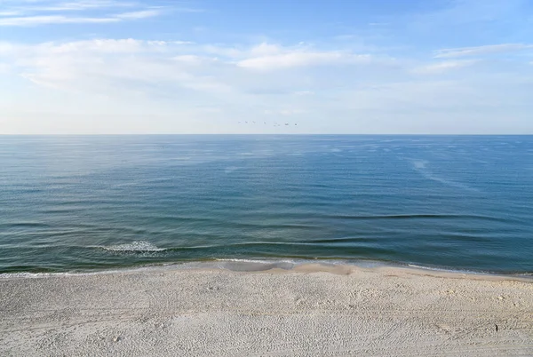 Вид Пляж Порожньої Затоки Ранньому Ранку Покритий Відбитками Ніг Слідами Ліцензійні Стокові Зображення