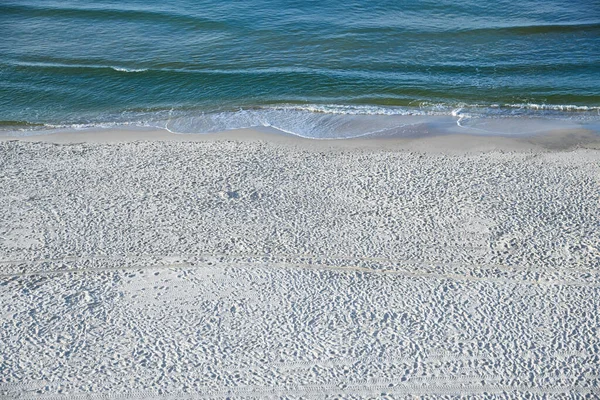 前日の足跡と足跡で覆われた早朝の空の湾岸海岸の概要 ロイヤリティフリーのストック写真