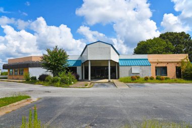 Terk edilmiş bir ticari bina ön cephe