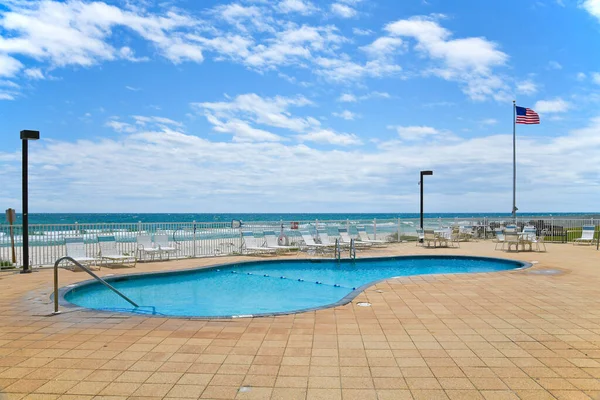 墨西哥湾一处度假胜地的大型室外游泳池 图库图片