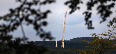 Bir orman panoramasında rüzgar türbini şantiyesi