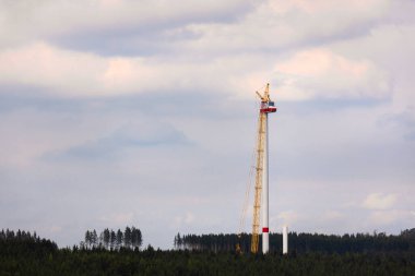 Bir ormanda rüzgar türbini şantiyesi.