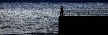 Okyanus Gölgesi Panorama 'da bir balıkçı