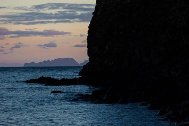 Akşamları Madeira adasının kıyısında.