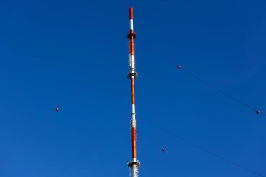 Mavi gökyüzü için büyük bir radyo anteni