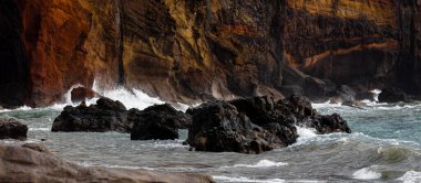 Dik bir sahil manzarasında Atlantik Okyanusu dalgaları