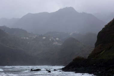 Atlas Okyanusu, Madeira adası yakınlarında dalgalar var.