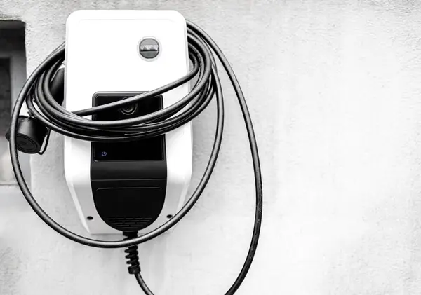 Evin duvarında elektrikli arabalar için şarj aleti.