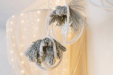 Noel odası dekoru yakın, yapay Noel ağacı, küre dekoru, doğal ışık