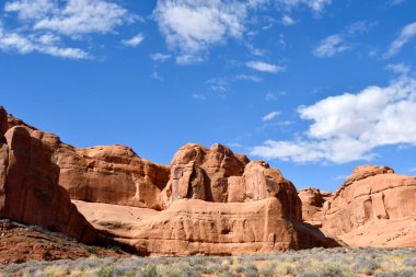 Arches Ulusal Parkı, Moab, Utah 'ta kırmızı kayalar ve adaçayı fırçası..