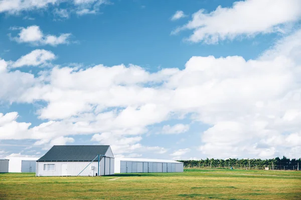 曇り空の農場の鉄納屋 — ストック写真