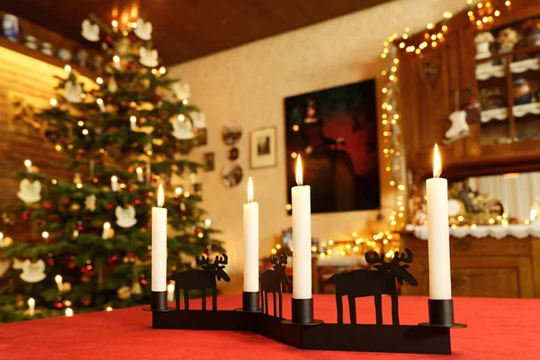 圣诞家庭房间里的驯鹿舍烛台 有圣诞树和圣诞灯饰 — 图库照片