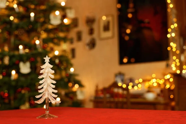 ガラスクリスマスツリーテーブルの装飾とお祭りのクリスマスの印象 — ストック写真