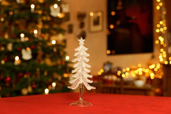 クリスマスライトアップ前のガラスクリスマスツリーテーブルデコレーション Room — ストック写真