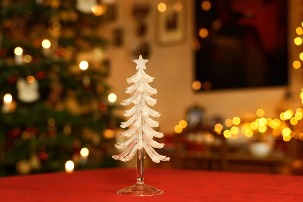 圣诞气氛下手工制作的玻璃圣诞树 — 图库照片