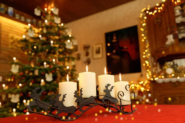 Rendieren Slee Advent Kaarsen Versierde Kerst Familiekamer — Stockfoto
