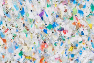 Plastik atıktan yapılmış bir geri dönüşüm tahtasının pürüzlü yüzeyi