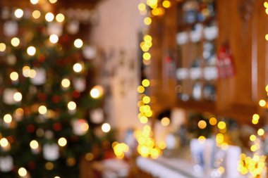 Bulanık Oturma Odası Noel Sahnesi Noel Ağacı, Peri Işıkları, Lambalar ve Mum Işıkları 