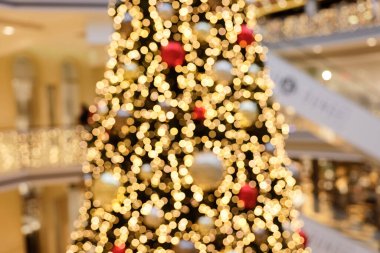Alışveriş Merkezindeki Noel Ağacı Dekorasyonu - Ayrıntılar Bulanık Arkaplan