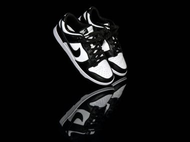 Pavia, İtalya - 23 Şubat 2023: Nike Dunk Panda siyah ve beyaz ayakkabılar