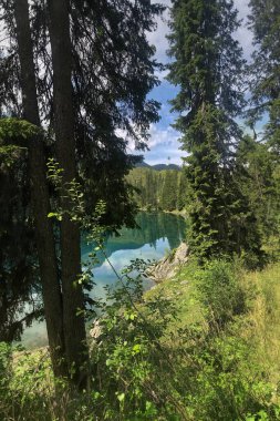 İtalya 'da Carezza Gölü
