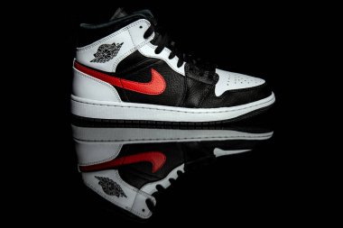 Pavia, İtalya - 31 Ocak 2021: Nike Jordan 1. Siyah Şili Kırmızı Beyaz Ayakkabı Stüdyosu