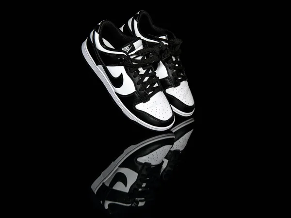 파비아 이탈리아 2023 Nike Dunk Low Panda Black White Shoes 로열티 프리 스톡 이미지