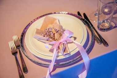 Restoran yemek masası yer ayarı