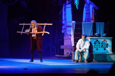 Sahnede rol yapmak. Performans 