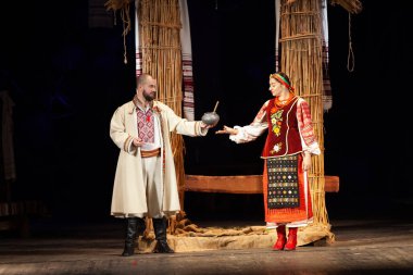 Sahnede rol yapmak. Performans 