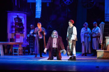 Sahnede rol yapmak. Performans 