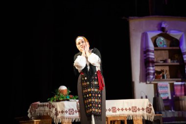 Sahnede rol yapmak. Performans 