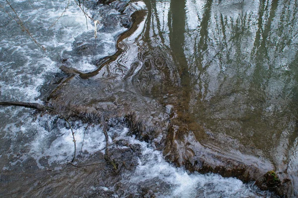 Strumieniowanie Wody Małej Rzece Wiosną Scena Wiosenna — Zdjęcie stockowe