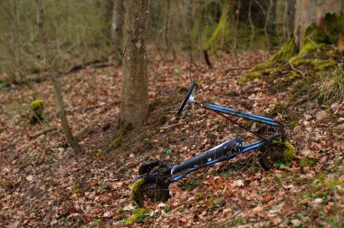 Güneşli bir sonbahar gününde ormanda dağ bisikleti. Seçici odak.