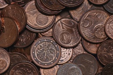 Bozuk para yığınına yakın çekim. Farklı ülkelerden, Avrupa para biriminden eski paraları kapat