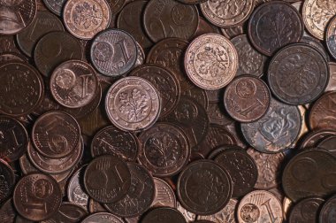 Eski para yığını. Kapatın. Seçici odaklanma. Arka plan olarak eski para yığını, üst görünüm. Finansal konsept. Avrupa para birimi