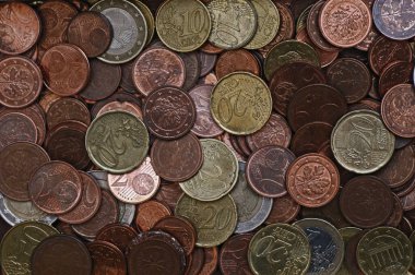 Eski para yığını. Kapatın. Seçici odaklanma. Arka plan olarak eski para yığını, üst görünüm. Finansal konsept. Avrupa para birimi