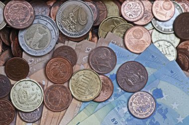 Arka plan olarak Euro sikkeleri ve banknotları, fotoğrafın yakın çekimi