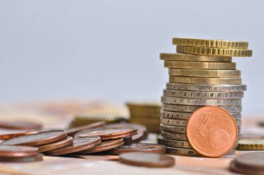 Masada, iş ve finans konseptinde Euro sikkeleri ve sikkeler.