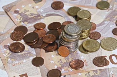 Arka plan olarak Euro sikkeleri ve banknotlar. Yakın plan. Euro para (EUR), Avrupa Birliği para birimi bulanık arkaplan